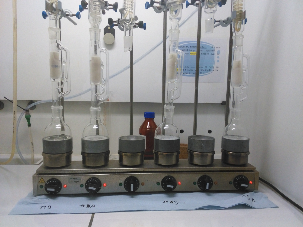 Figuur 5: extractieproces van bioplastics in de bacteriën, door middel van Soxhlet-extractie