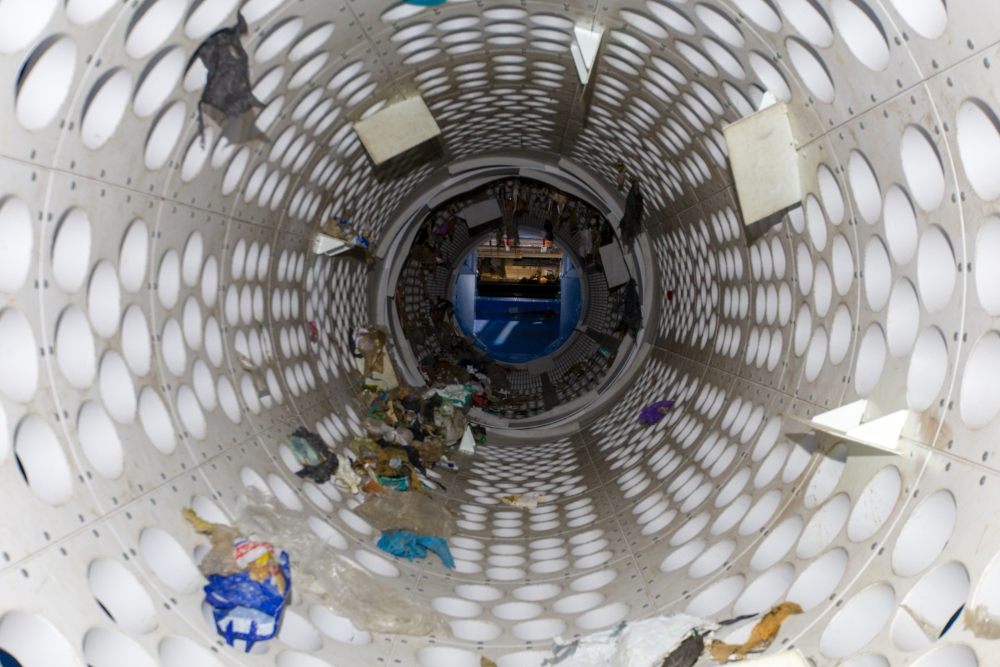 Deze trommelzeef van de Kunststof Sorteer Installatie (KSI) bij afvalverwerker Omrin is de eerste schakel in het complexe recyclingproces van kunststoffen (foto: Omrin)