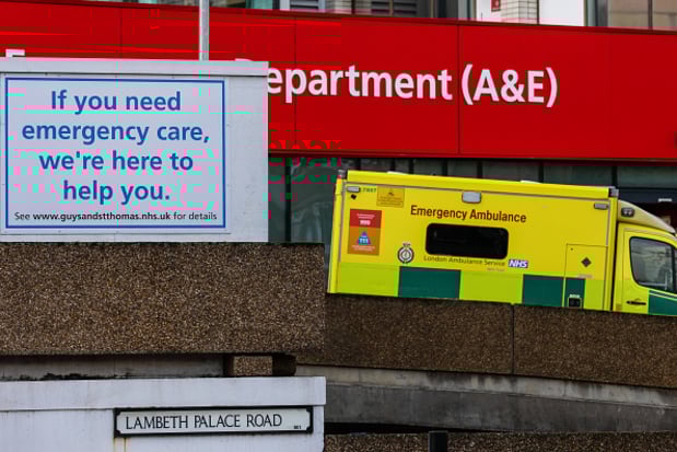 "Britse patiënten overlijden in de gangen van overvolle ziekenhuizen"