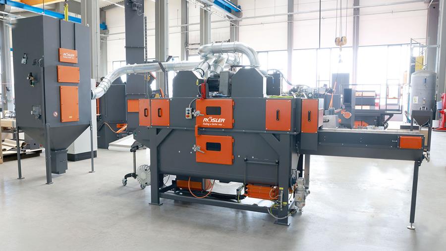 Ébavurage automatique de boîtiers d'interrupteurs en plastique