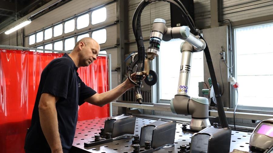 Le cobot soutient le soudeur, mais ne le remplace pas