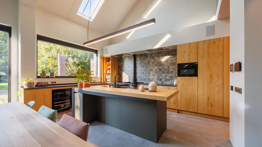 Une grange devient un espace de vie chaleureux, plein de lumière et de caractère