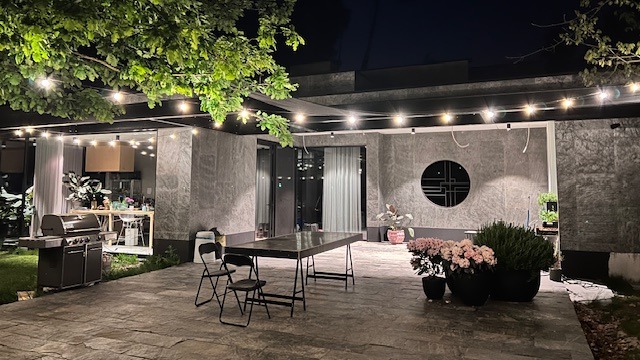 Une architecture de style Prairie épurée en béton et aluminium