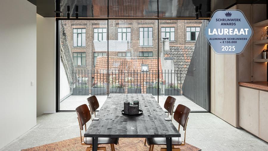 Strakke lichtarchitectuur achter klassiek herenhuis