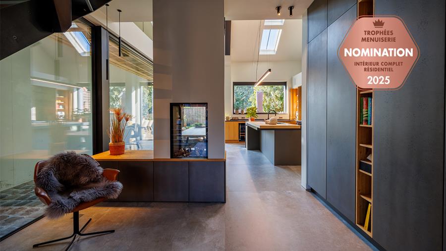 Un aménagement intérieur qui invite la lumière et la vie dans une ancienne grange