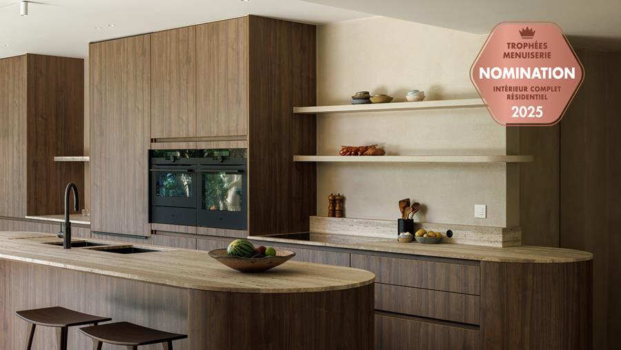 Lumière, travertin et harmonie: un intérieur sans limites