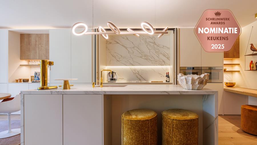 Moderne witte keuken met warme houten accenten