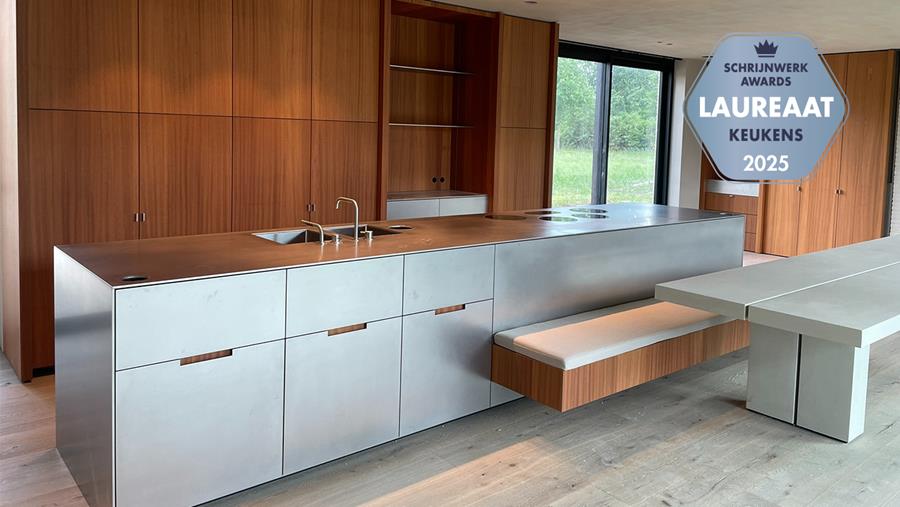 0,1 mm precisie in maatwerkkeuken uit inox en mahonie