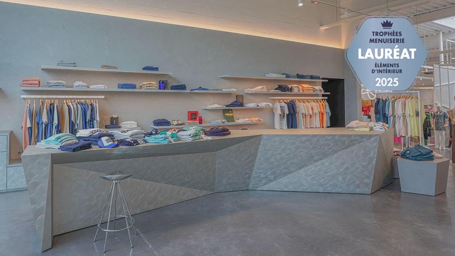 Le placage d'aluminium prend forme dans un meuble de présentation de 550 kg