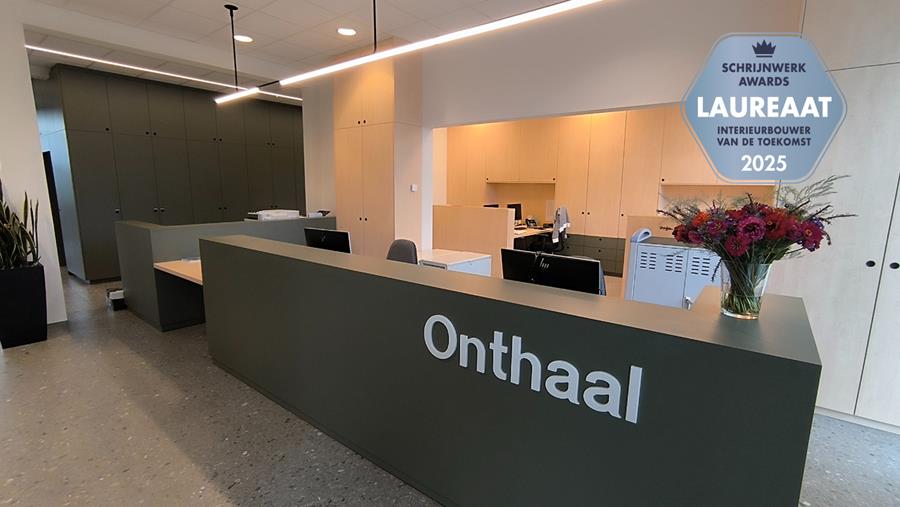 Warm en functioneel onthaal met dubbele laminaatafwerking