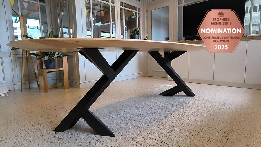 Table en frêne ovale avec des pieds asymétriques