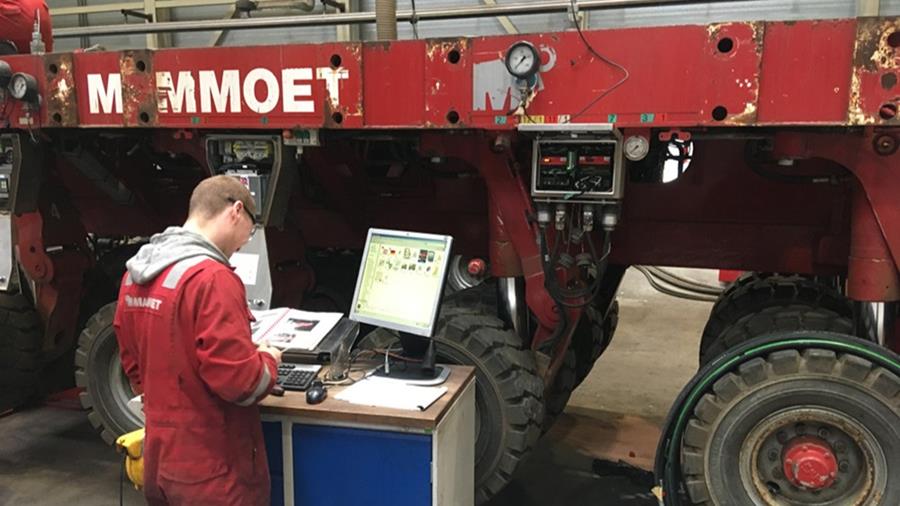 Tientonners op onderhoudsbeurt bij Mammoet in Schiedam